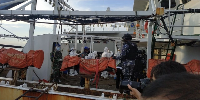 ﻿Aparat Gabungan memeriksa dua kapal nelayan China. Foto: Rega/Kepripedia.com