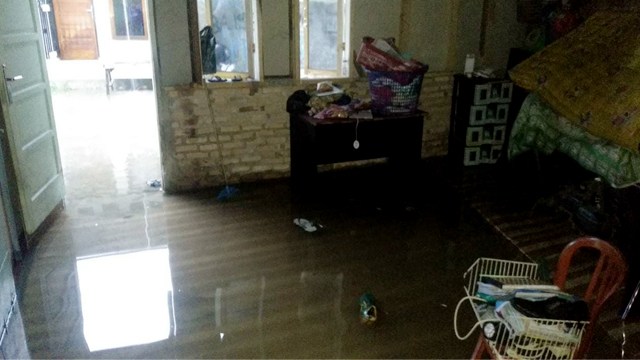 Banjir yang menggenangi salah satu rumah warga di daerah Bandes, Kelurahan Anduring, Kota Padang. (Foto: Irwanda/Langkan.id)