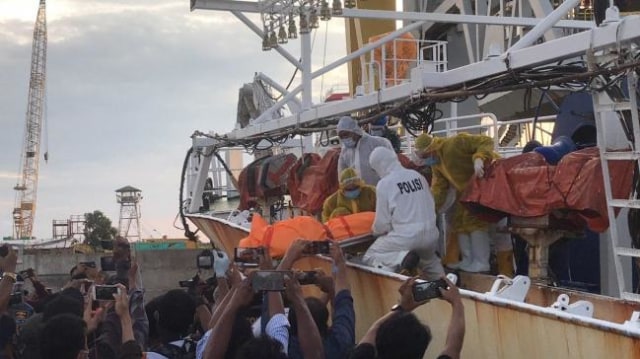 Jenazah Hasan Afriandi, ABK asal Lampung yang bekerja kapal ikan China dievakuasi. Jasadnya dikabarkan disimpan di pendingin ikan kapal itu, diduga sejak 20 Juni lalu. (foto: Yude/Batamnews)
