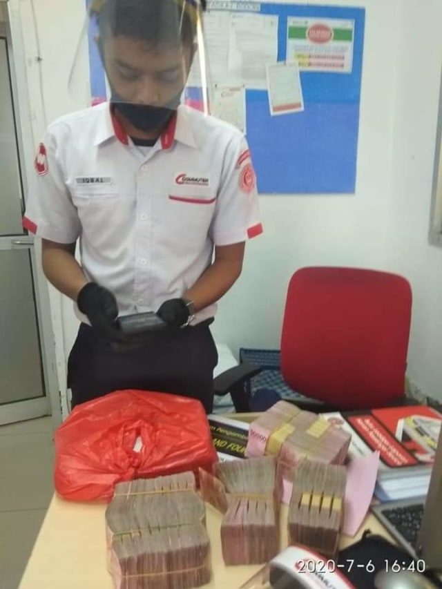 petugas keberishan temukan uang Rp 500 juta di KRL Stasiun Bojong gede