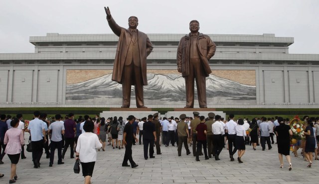 Peringatan 26 tahun kematian Kim Il-sung. Foto: Jon Chol Jin/AP Photo