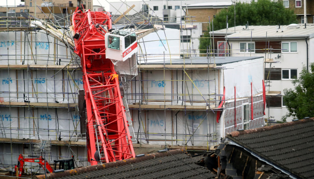 Ilustrasi crane jatuh. Foto: Hannah Mckay/Reuters