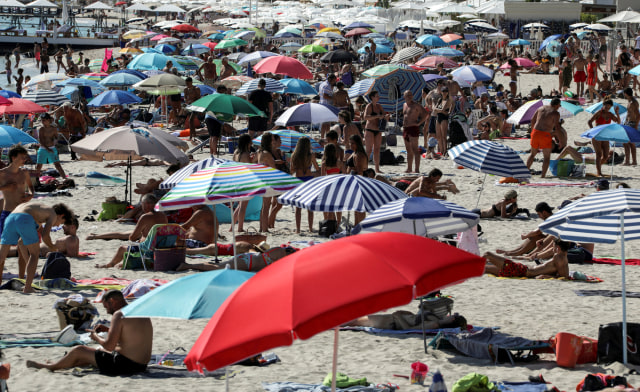 Suasana musim panas di pantai Cannes, Perancis. Foto: Eric Gaillard/Reuters