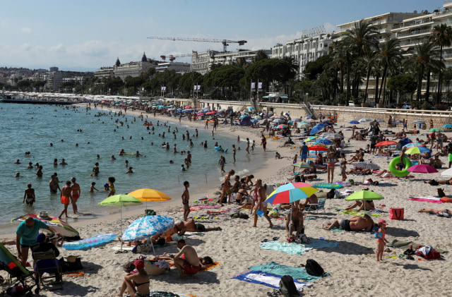 Suasana musim panas di pantai Cannes, Perancis. Foto: Eric Gaillard/Reuters