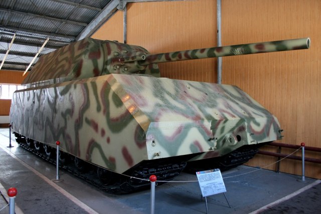 Panzer VIII atau Maus di Kubinka Tank Museum di Moskow, Rusia. Lambungnya berasal dari prototipe kedua dan kubah meriamnya berasal dari prototipe pertama yang disatukan oleh tentara Uni Soviet setelah Jerman menyerah. Foto: Dok. Wikimedia Commons.  