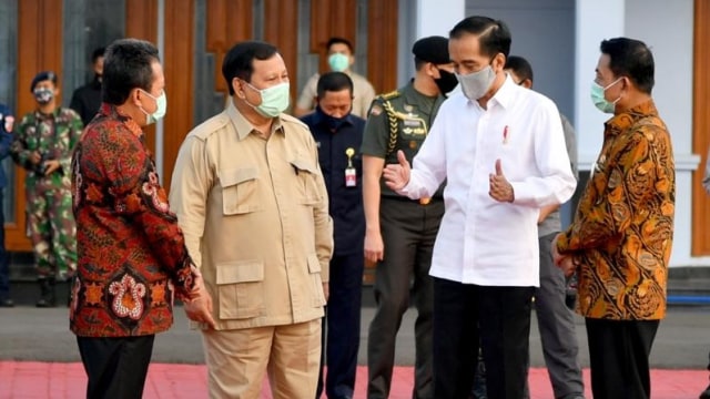 Presiden Jokowi bersama rombongan termasuk Menhan Prabowo Subianto bertolak menuju Kalteng. Foto: Laily Rachev - Biro Pers Sekretariat Presiden