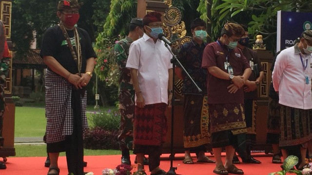 Gubernur Bali Wayan Koster memberikan sambutan new normal saat menyaksikan Roadshow di Kantor Gubernur Bali. Foto: Denita BR Matondang/kumparan