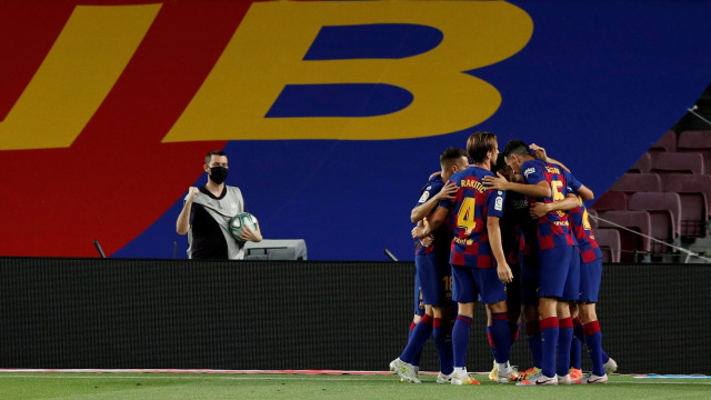 Selebrasi pemain FC Barcelona usai mencetak gol ke gawang Espanyol dalam lanjutan pertandingan La Liga di Stadion Camp Nou, Barcelona, Spanyol. Foto: Albert Gea/REUTERS
