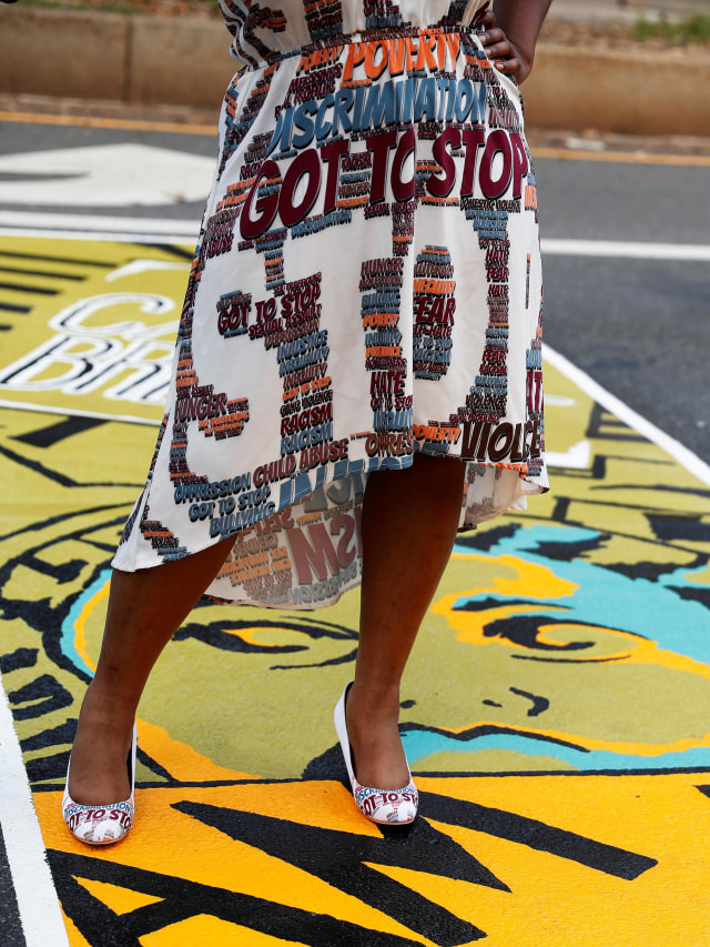 Seorang wanita berdiri di mural Black Lives Matter di Frederick Douglass Boulevard, Harlem, New York, AS, Rabu (8/7). Foto: Shannon Stapleton/REUTERS