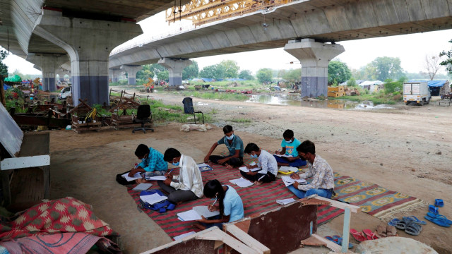 Suasana saat siswa kelas 9 dari daerah kumuh di New Delhi, India mengikuti kegiatan belajar di kelas terbuka, Rabu (8/7). Foto: Adnan Abidi/Reuters