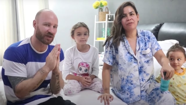 Sebulan Lebih Berpisah, Melaney Ricardo Menangis Usai Bertemu Anak (367911)