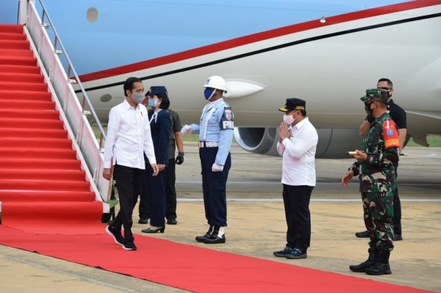 Gubernur Kalteng saat menyambut Presiden RI Jokowi,  Kamis (9/7).
