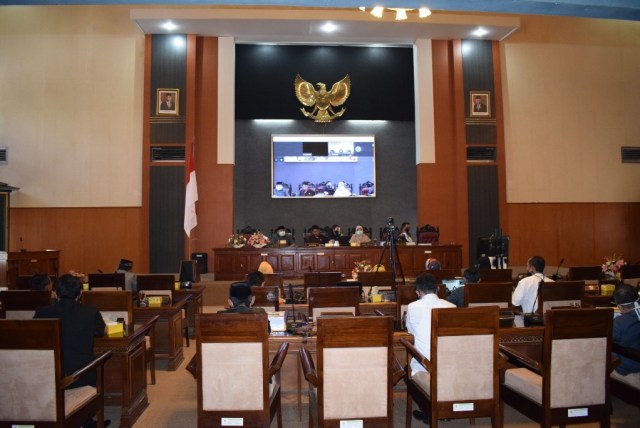 Rapat paripurna DPRD Kabupaten Kuningan terkait laporan pertanggung-jawaban pelaksanaan APBD TA 2019. (Andri Yanto)