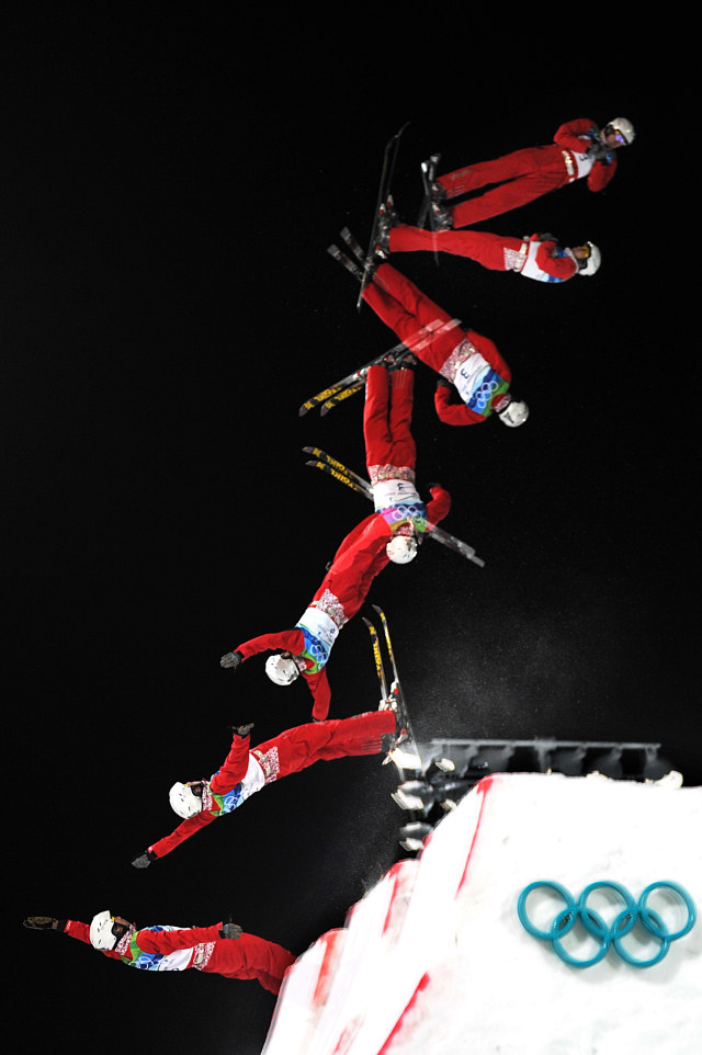 Foto multiple exposure aksi Zongyang Jia dari China pada kualifikasi Aerial Men Olimpiade Musim Dingin di Cypress Mountain, Vancouver. Foto: MARTIN BUREAU / AFP