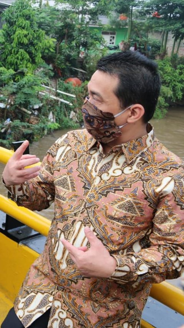Wakil Gubernur Provinsi DKI Jakarta Ahmad Riza Patria (tengah) melakukan tinjauan ke Jakarta Barat untuk penanganan banjir, Kamis (9/7). Foto: Pemprov DKI Jakarta