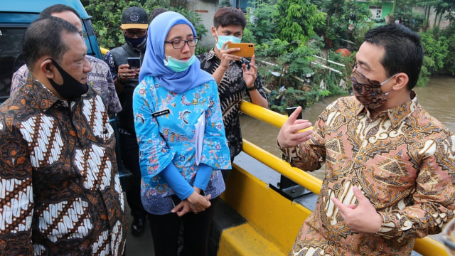 Wakil Gubernur Provinsi DKI Jakarta Ahmad Riza Patria (kanan) melakukan tinjauan ke Jakarta Barat untuk penanganan banjir, Kamis (9/7). Foto: Pemprov DKI Jakarta