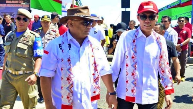 Bupati Bolaang Mongondow Selatan bersama Gubernur Gorontalo, Rusli Habibie. Kamis, (9/7). Foto: Dok istimewa