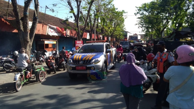 Petugas saat gelar operasi gabungan, kendaraan yang parkir tidak sesuai tempatnya dan pedagang di lingkup Pasar Kota Bojonegoro. Kamis (09/07/2020)