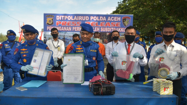Ditpolairud Polda Aceh menunjukkan barang bukti illegal fishing di Mako Ditpolairud Polda Aceh. Foto: Dok. Istimewa 