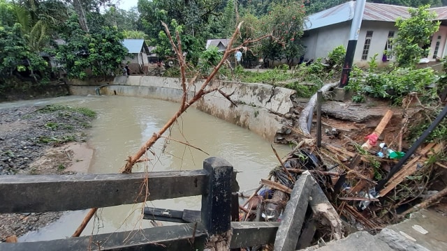Matarial yang terbawa akibat banjir bandang di Desa Nekan, Kecamatan Entikong, Kalbar. Foto: Dok A Alfian