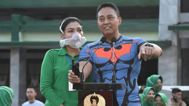 KSAD Jenderal Andika Perkasa memberikan sambutan saat olahraga bersama dengan Taruna Akmil. Foto: Dispenad