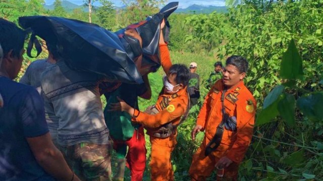 Jenazah Suroso, lansia warga Kecamatan Taluditi, Kabupaten Pohuwato, Gorontalo, ditemukan tewas di dalam hutan oleh Tim Pos SAR dan Badan Penanggulangan Bencana Daerah (BPBD) Pohuwato, pada Kamis (9/7). Foto: Dok istimewa