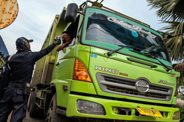 Truk Ugal-ugalan di Jalan, Contoh Pengemudi dengan Etika Rendah (121680)