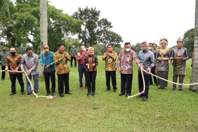 Direktur Utama Pertamina, Nicke Widyawati melakukan pemotongan pita di Kawasan Kenten Cultural Park, Kamis (9/7).