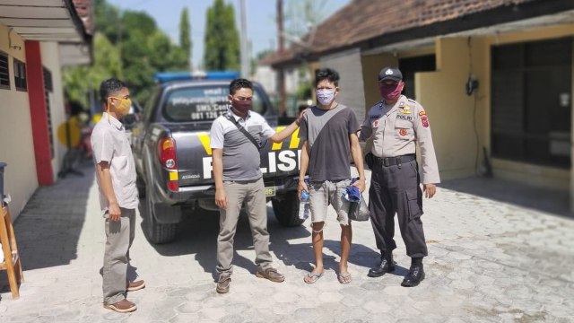 Pelaku AB (nomor 2 dari kanan) warga Dukuh Kalirejo Kecamatan Kradenan Blora, saat diamankan petugas di mapolsek Kradenan Polres Blora