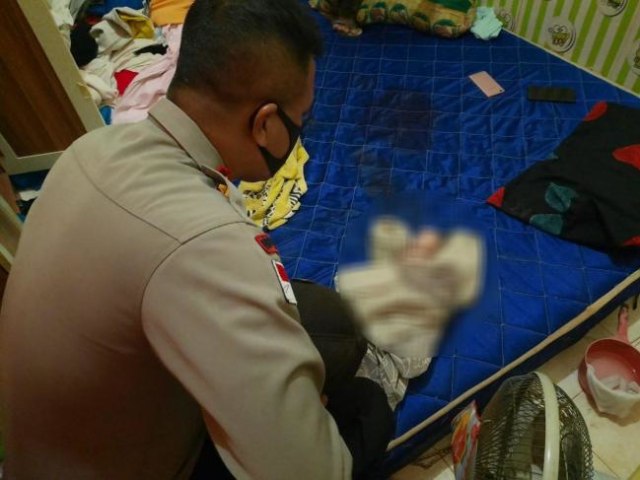 Kapolsek Tanjungpinang Timur, AKP Firuddin saat melihat mayat bayi di kamar kos-kosan Kelurahan Melayu Kota Piring. (Foto: Afriadi/Batamnews)