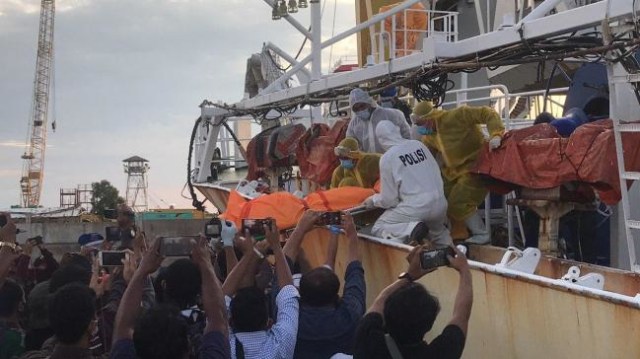 Polisi mengevakuasi jenazah Hasan Afriandi dari atas kapal Lu Huang Yuan Yu 118 yang dicegat petugas gabungan saat melintas di perairan Batam-Singapura. (Foto: Yude/Batamnews)