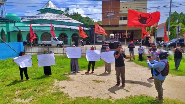 Sejumlah mahasiswa asal Boalemo, Gorontalo, yang tergabung dalam Aliansi Botumoito Bergerak, menggelar aksi menuntut agar anggota dewan setempat yang diduga terlibat narkoba segera dicopot. Kamis, (9/7). Foto: Dok istimewa