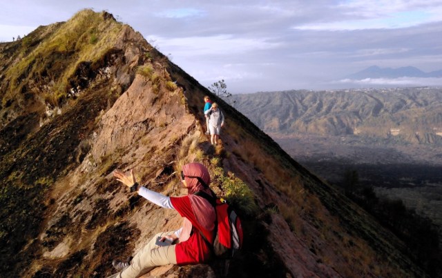 Sekelompok pendaki saat berada di jalur pendakian Gunung Agung (2014). Foto: Harley Sastha