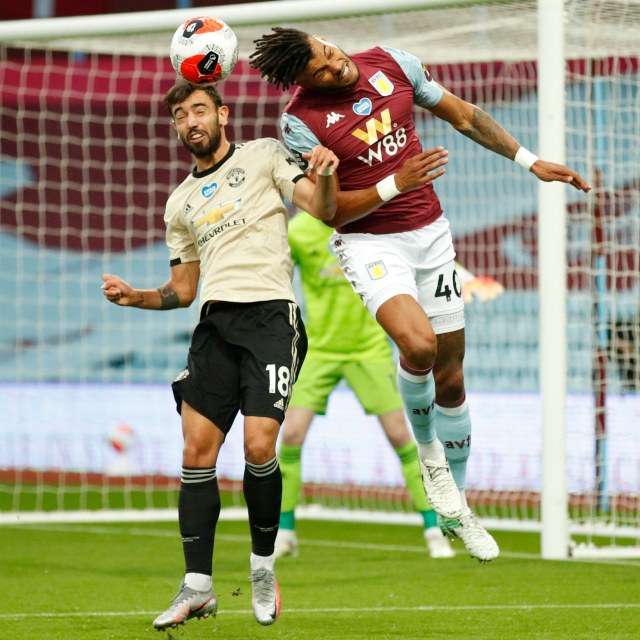 Bruno Fernandes beraksi di laga Aston Villa vs Manchester United, Jumat (10/7) dini hari WIB. Foto: Shaun Botterill/Reuters