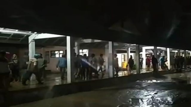 Suasana banjir di RSUD Torabelo Sigi, Kamis (9/7) malam. Foto: Istimewa 