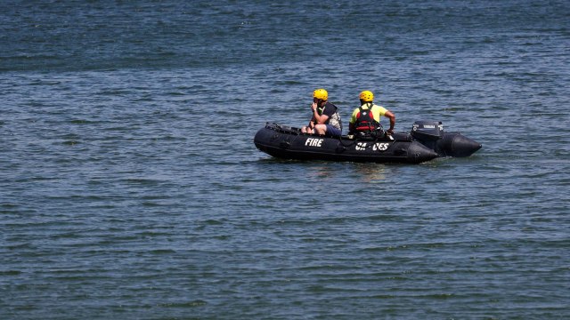 Petugas mencari aktris Naya Rivera yang diduga tenggelam di Danau Piru, Los Angeles, California. Foto: MARIO ANZUONI/REUTERS