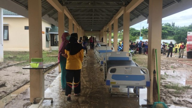 Kondisi banjir di RSUD Torabelo Sigi, Sulteng sudah surut. Tampak pembersihan rumah sakit dilakukan, Jumat (10/7) pagi. Foto: Kristina Natalia/PaluPoso