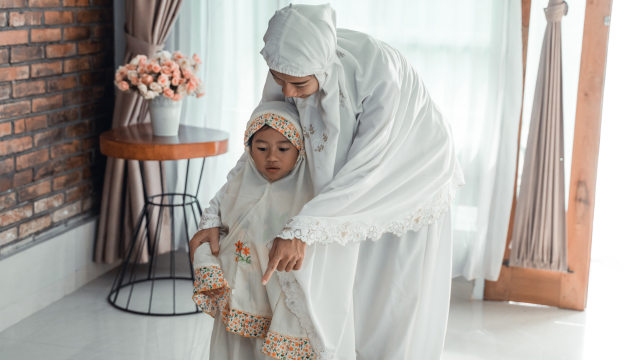 Ilustrasi mengajarkan anak salat. Foto: Shutter Stock