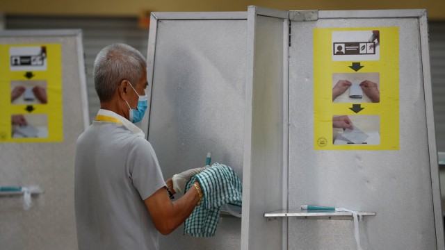 Warga mencuci tangan ketika memberikan suara pada pemilihan umum di Singapura. Foto: Edgar Su/REUTERS