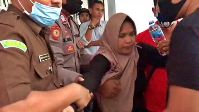 Ibu almarhum Bripda Derustianto Hadji Ali, polisi yang meninggal mengamuk di Pengadilan Negeri (PN) Kabupaten Gorontalo. Jumat, (10/7). Foto: Dok istimewa
