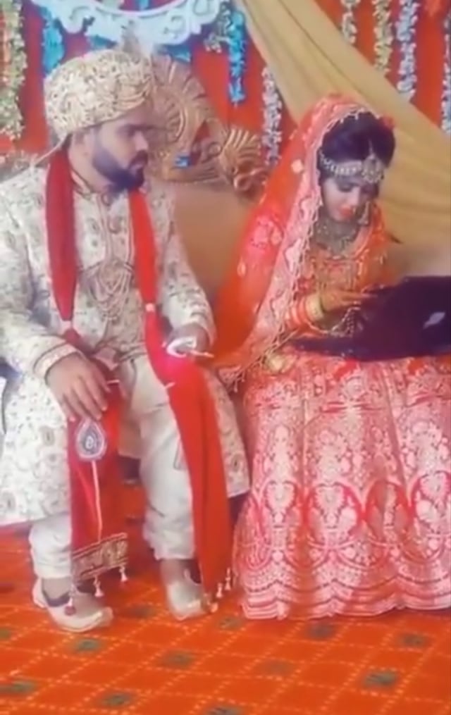 Viral, pengantin wanita di India malah asyim main laptop di tengah pesta pernikahannya. (Foto: Twitter/Tangkapan Layar @@dineshjoshi70)