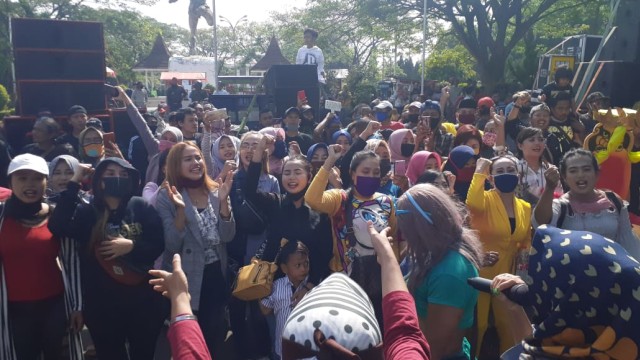 Ratusan seniman yan g tergabung dalam Aliansi Seniman Cirebon (ASC) saat berunjuk rasa di depan Gedung DPRD Kabupaten Cirebon. (Ciremaitoday)