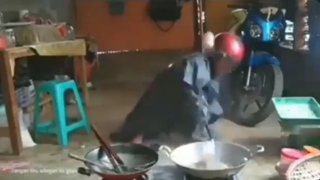 Goreng Cireng Serasa Jinakkan Bom, Kelakuan Pria Antisipasi Cipratan Minyak (29936)