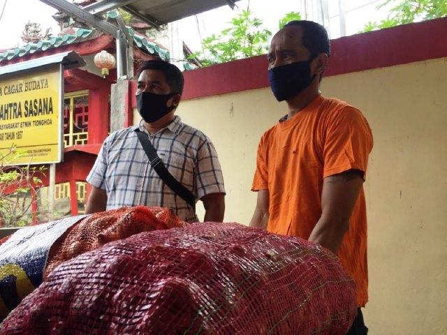 Arf, tersangka pencurian 10 karung bawang di Pasar Tanjungpinang kini ditahan di kantor polisi. (Foto: Adi/batamnews)