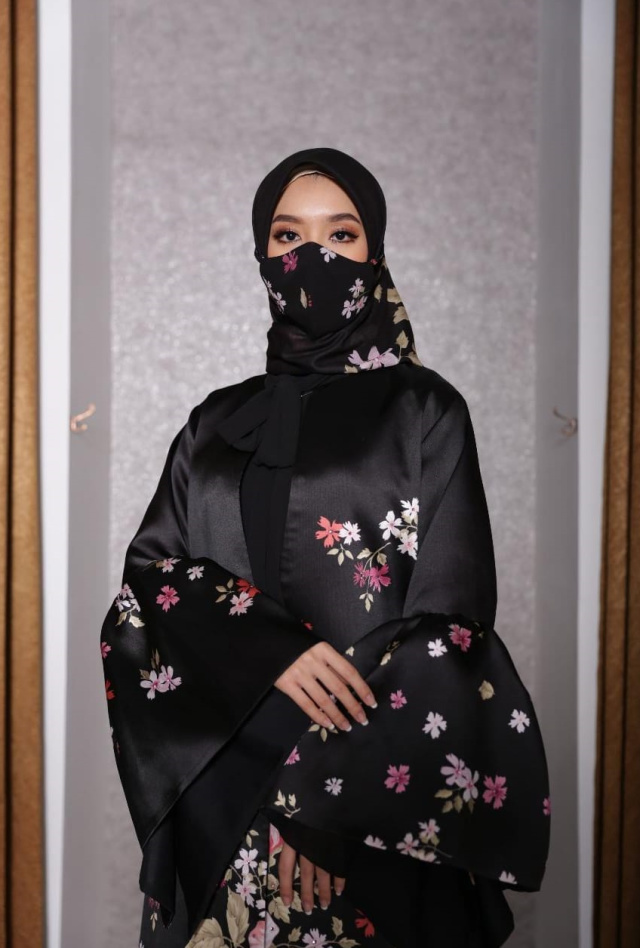 Buka Toko Baju Muslim di Tengah Pandemi, Ivan Gunawan Gelar Fashion Show Virtual (55040)
