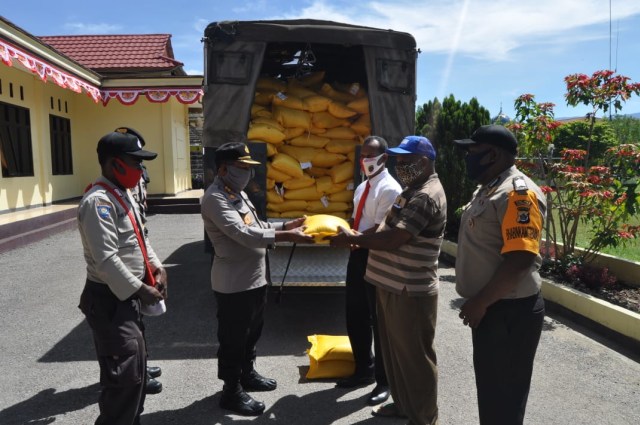 Bantuan corona dari Kapolda Papua yang tiba di Jayawijaya. (Dok: Polda Papua)