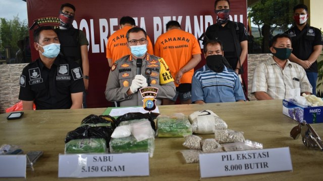 KAPOLRESTA Pekanbaru, Kombes Pol Nandang Mu'min Wijaya saat memimpin ekspose penangkapan dua pemuda pengedar sabu 5,1 Kg dan 8.000 butir ekstasi serta memiliki 2 senjata api. 