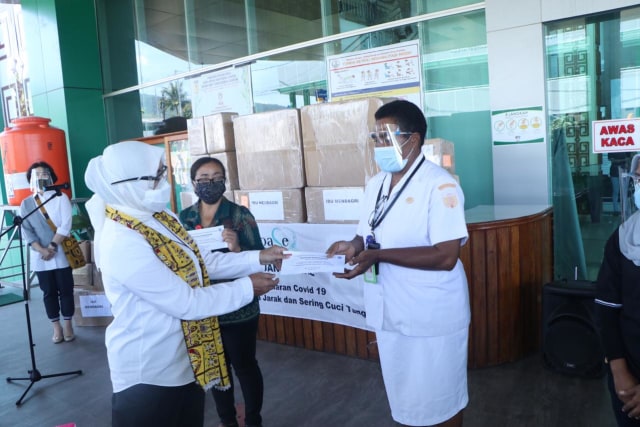 Istri Mendagri, Ny Tri Tito Karnavian menyerahkan voucher belanja kepada petugas medis di RSUD Jayapura. (Dok Polda Papua)
