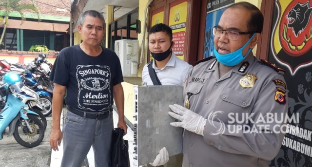 Kapolsek Cibadak, Kompol Hadi Santoso menunjukan salah satu modul dari BTS yang menjadi incaran pencuri spesialis komponen BTS di Sukabumi, Kamis (9/7/2020). Polisi sebelumnya menangkap seorang pencuri komponen BTS. | Sumber Foto:Syahrul Himawan