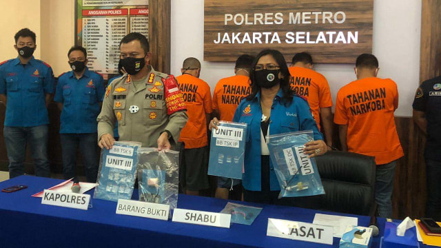 Kapolres Metro Jakarta Selatan Kombes Pol Budi Sartono (kiri) saat konferensi pers pilot pengguna narkoba. Foto: Polres Metro Jakarta Selatan
